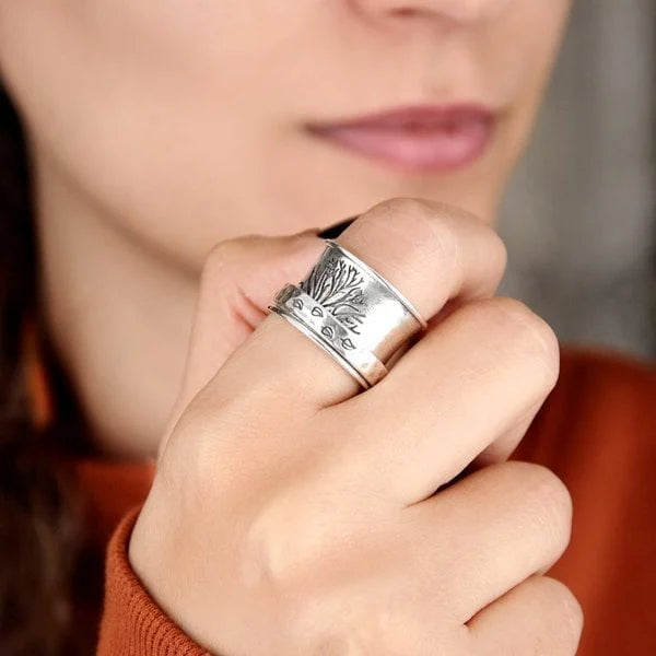 Gouden levensboom ring met delicate zirkonia details