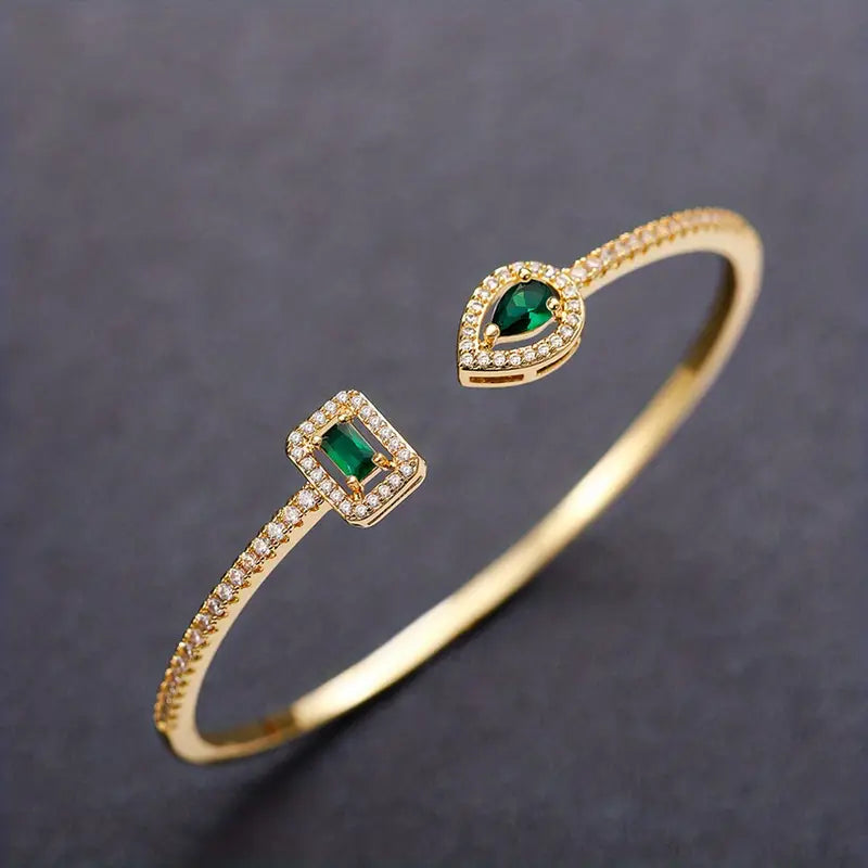 Elegante gouden armband met verfijnde details