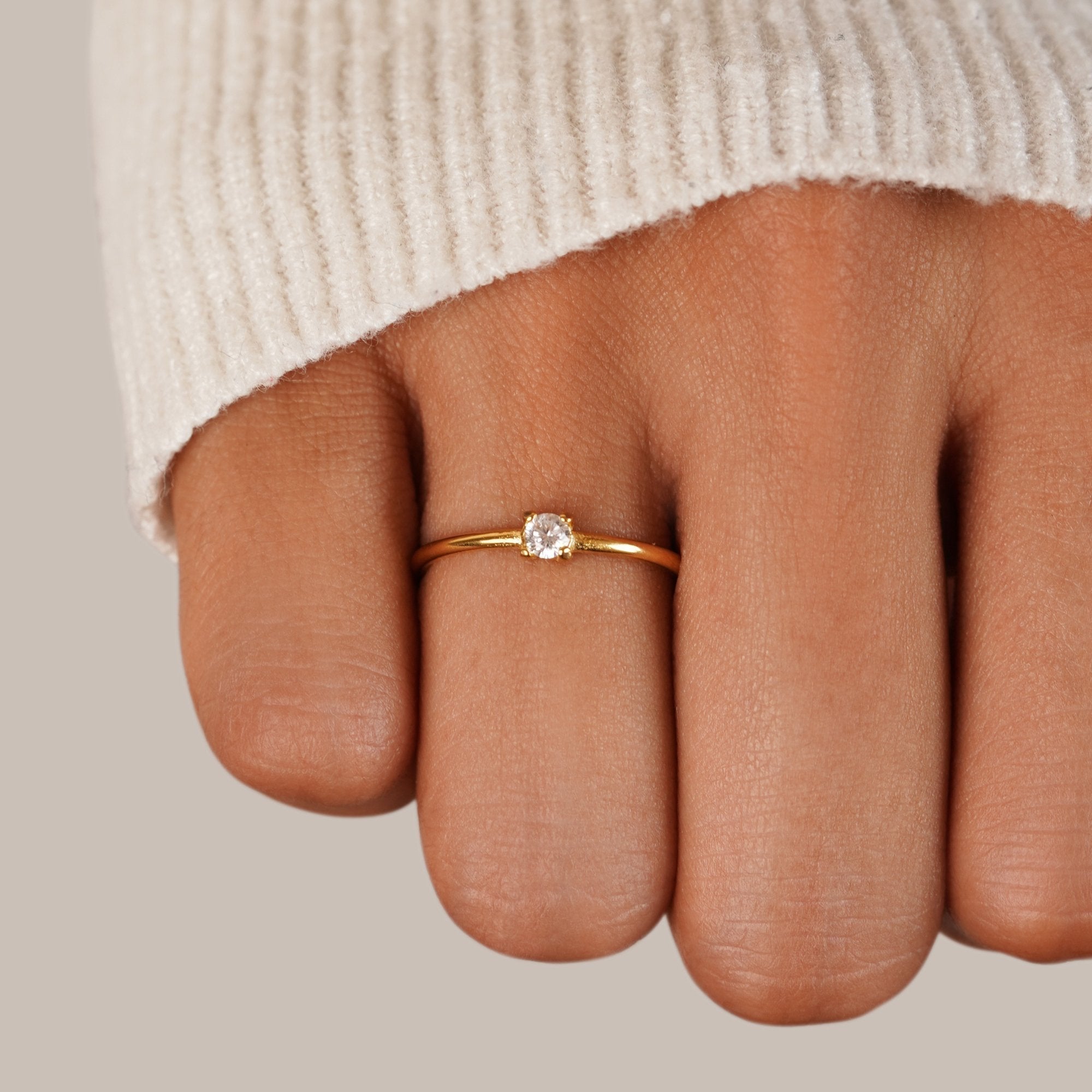 Zachte gouden ring met geboortesteen