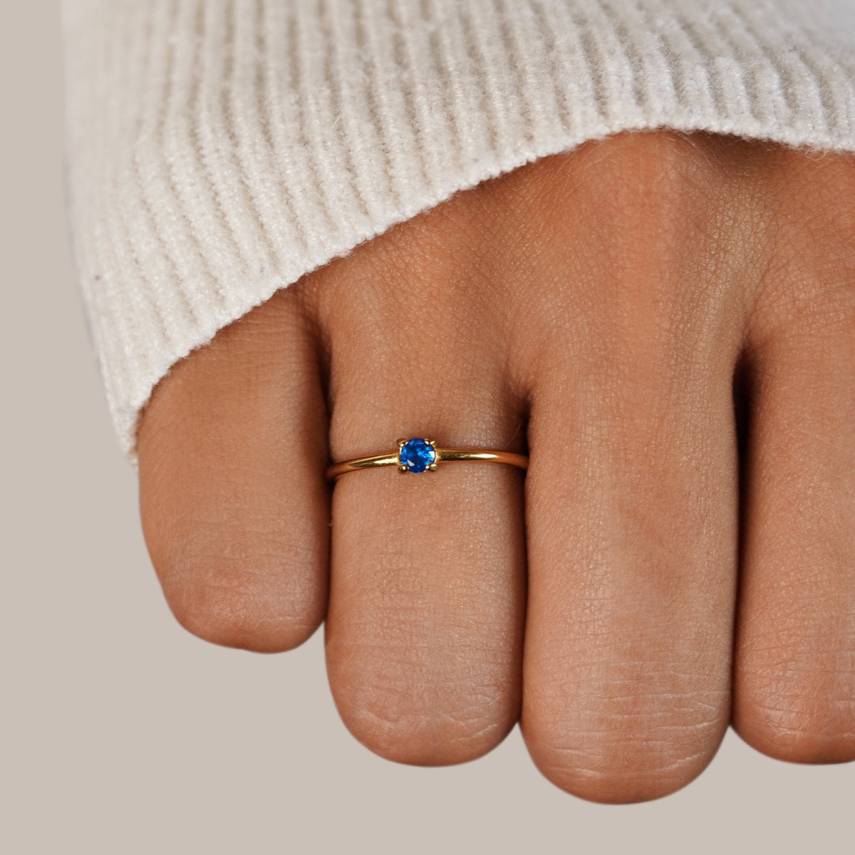 Zachte gouden ring met geboortesteen