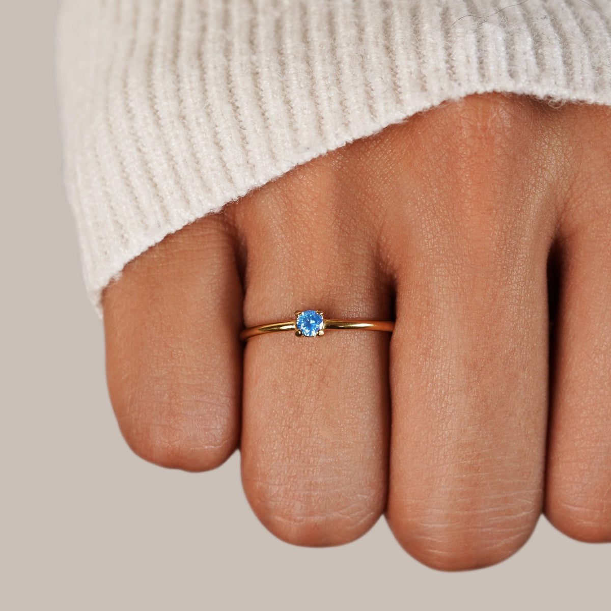 Zachte gouden ring met geboortesteen
