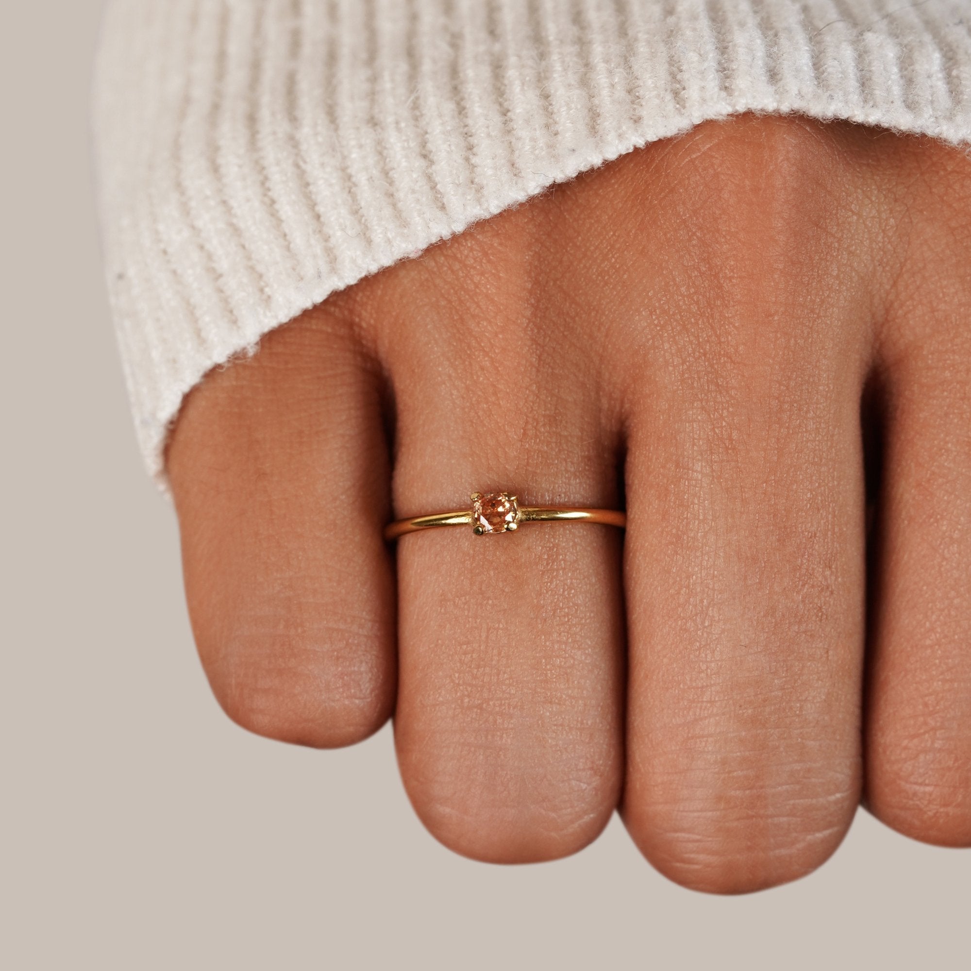 Zachte gouden ring met geboortesteen