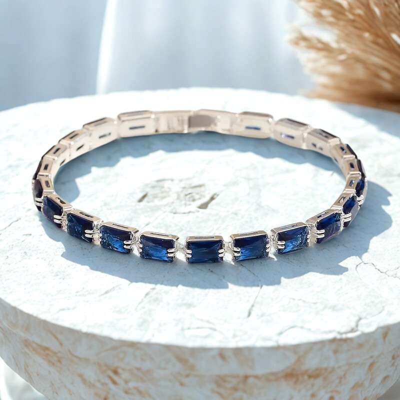 Elegante witgouden armband met verfijnde details