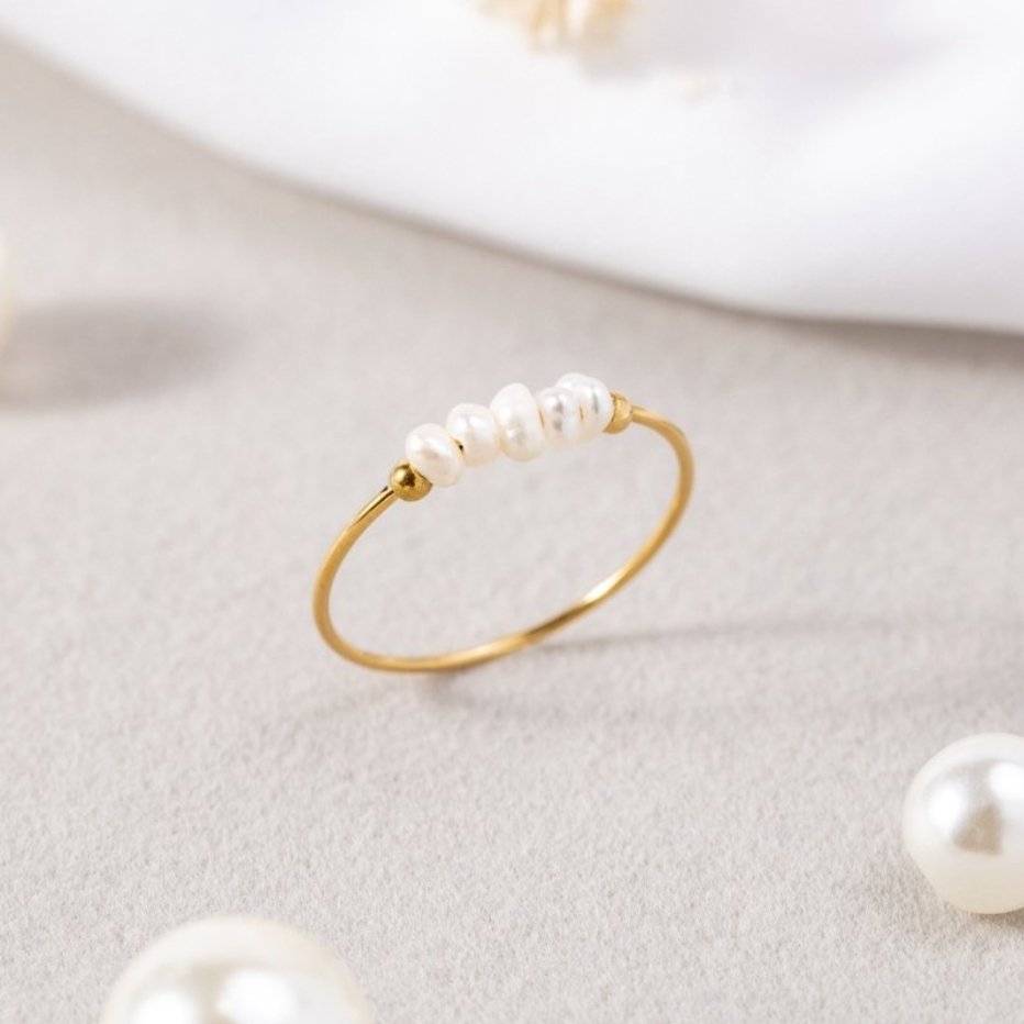 Elegante zoetwaterparelring in zacht zilver