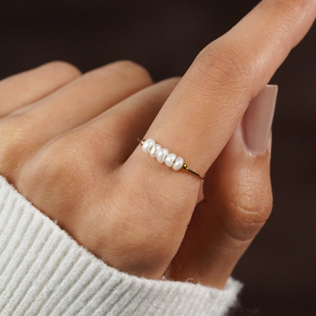 Elegante zoetwaterparelring in zacht zilver