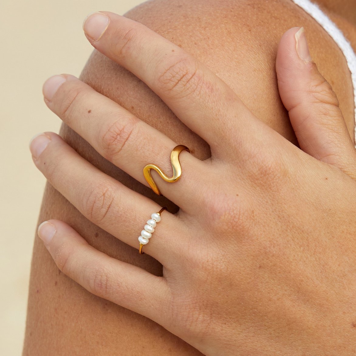 Elegante zoetwaterparelring in zacht zilver