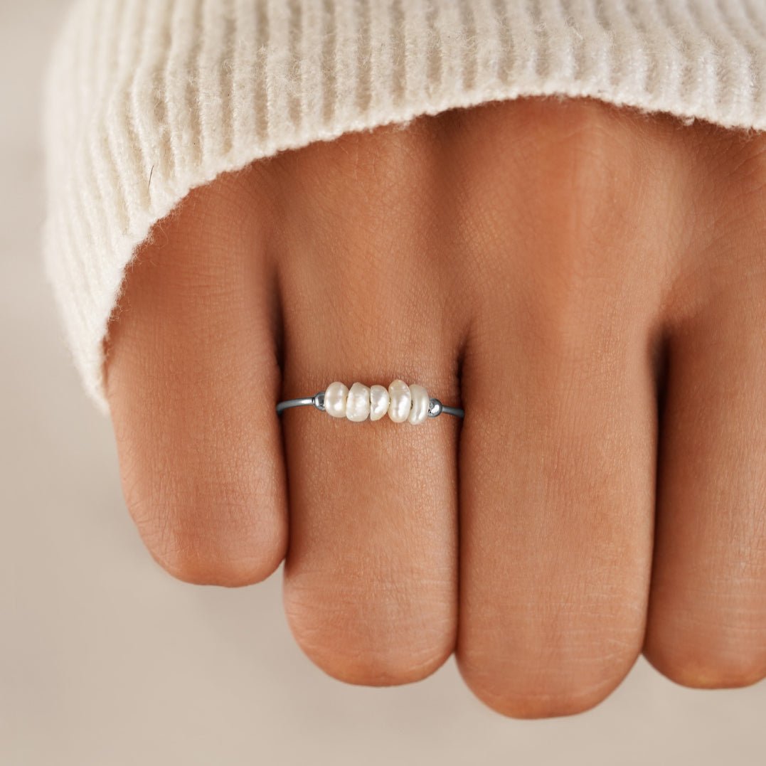Elegante zilveren ring met klassieke zoetwaterparel