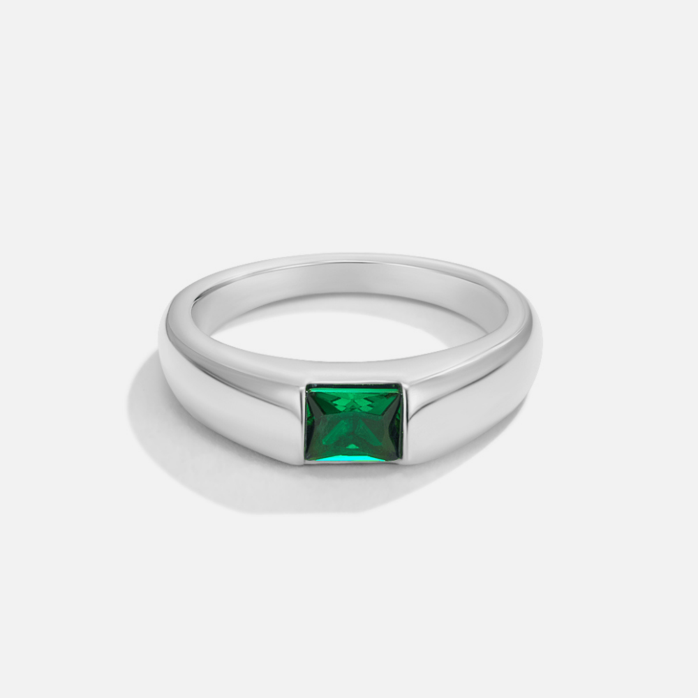 Verfijnde zilveren ring met smaragd detail