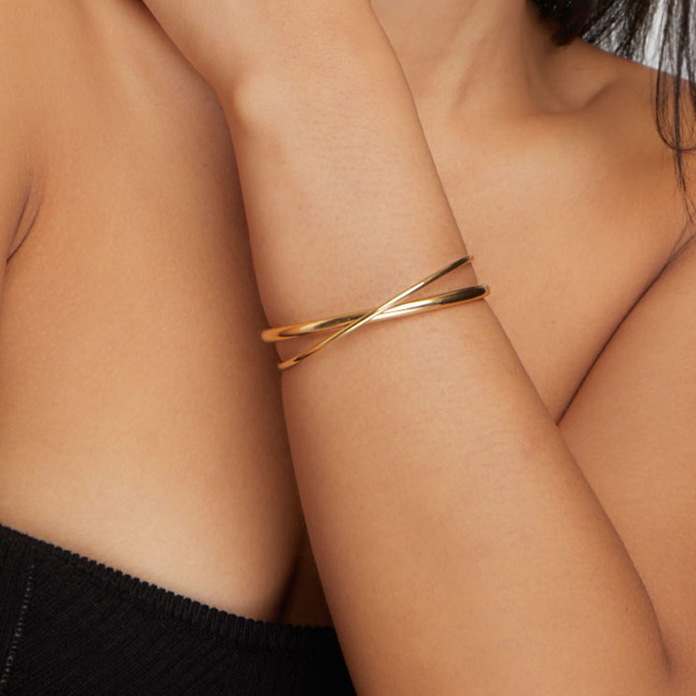 Elegante gouden armband met een verfijnde twist