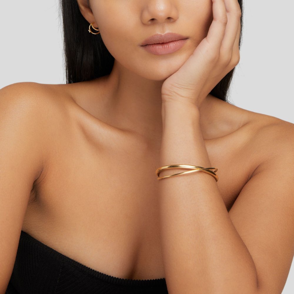 Elegante gouden armband met een verfijnde twist