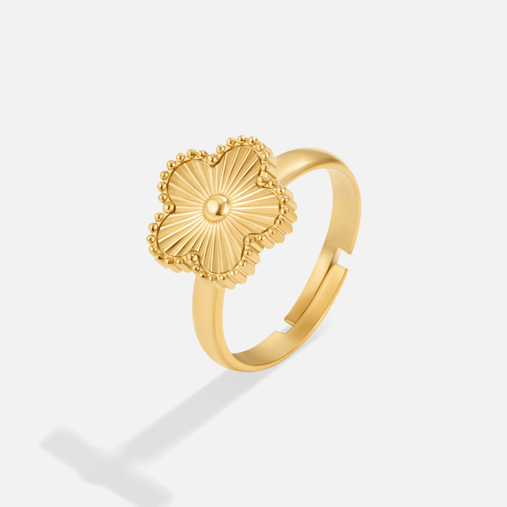 Elegante gouden klaverring met verfijnd ontwerp