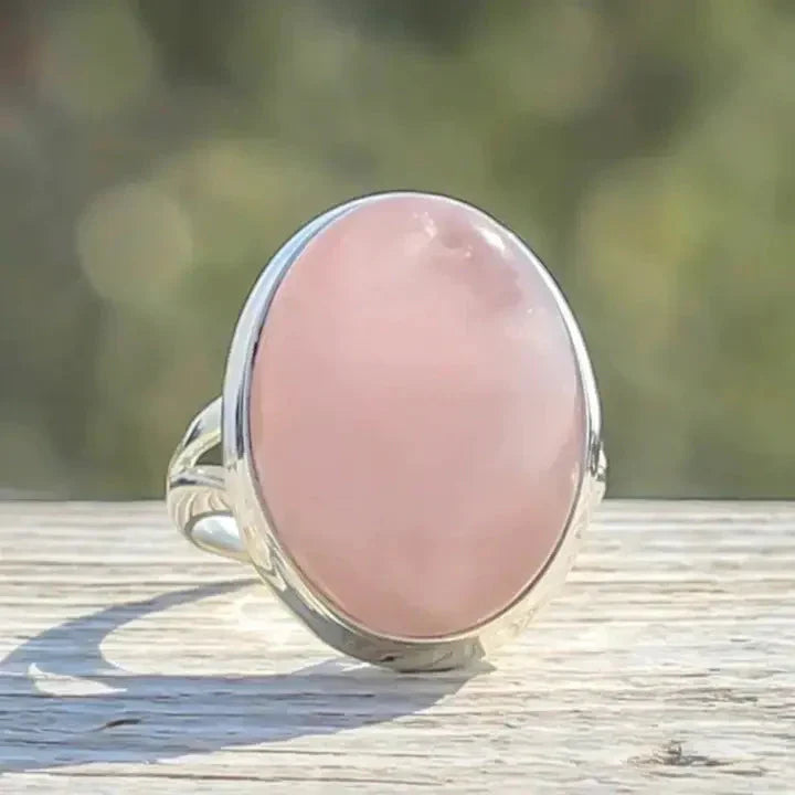 Elegante ring van rozenkwarts in sterling zilver