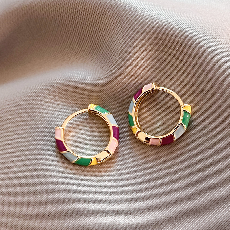 Elegante gouden oorbellen met kleurrijke emaille accenten