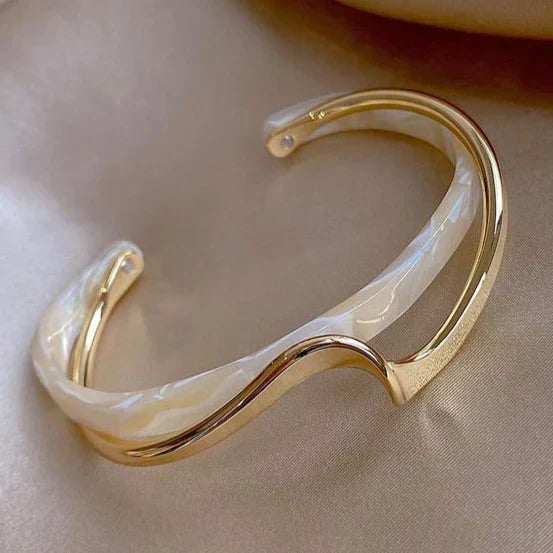 Zachte gouden armband met opaal glans