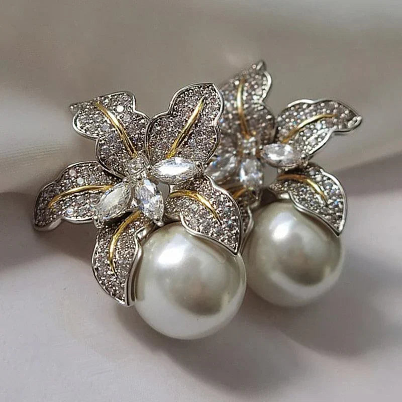Elegante parel oorbellen van wit goud met bloemdetails