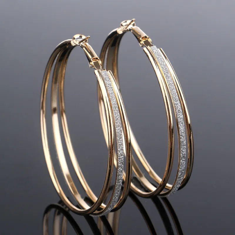 Elegante gouden oorbellen met glanzende zirkonia