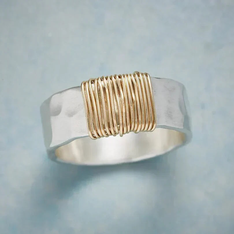 Elegante gouden ring met verfijnde draadstructuur