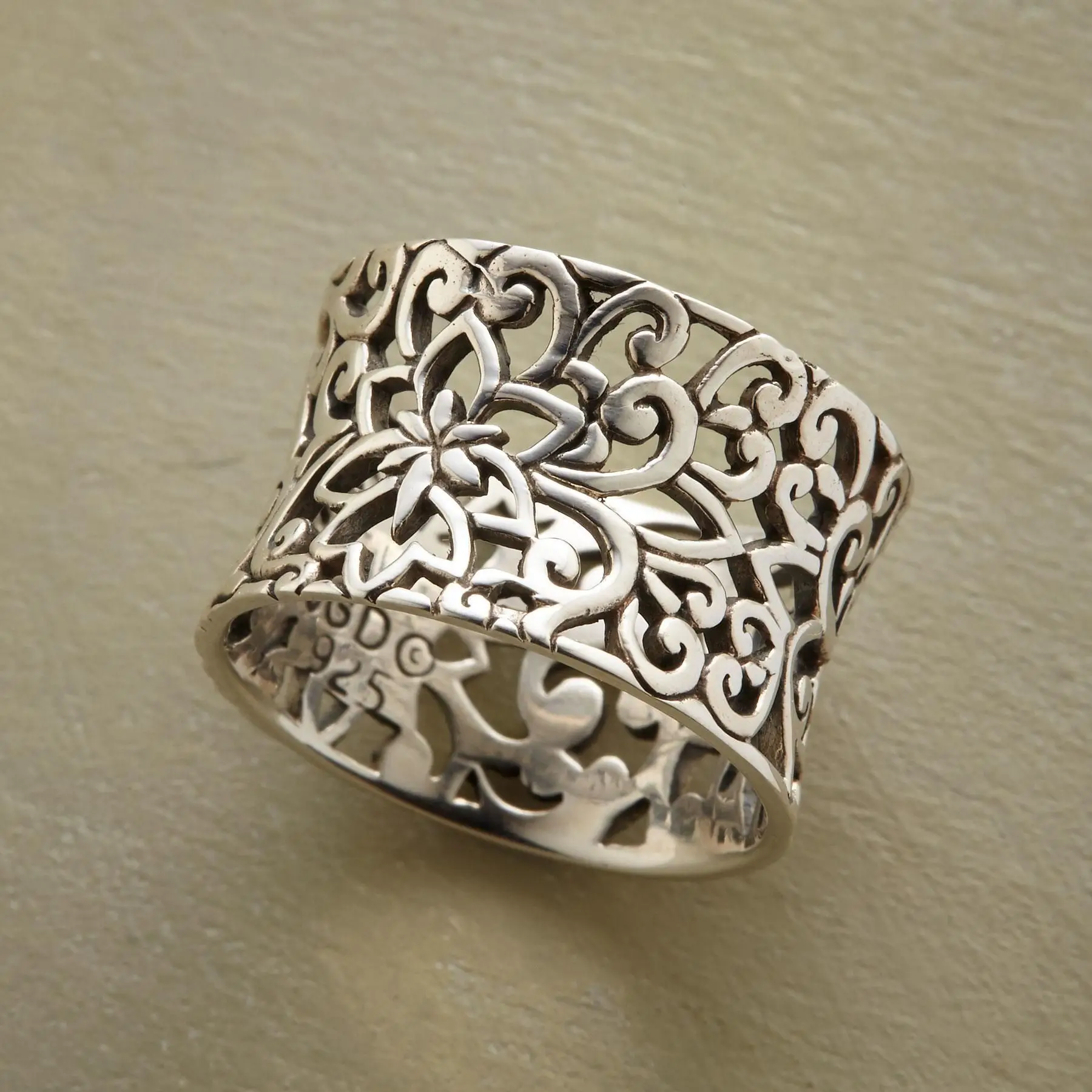 Elegante zilveren holle ring met verfijnde details