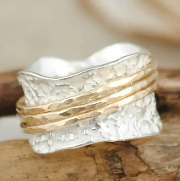 Elegante dunne ring van goud en zilver met verfijnd ontwerp