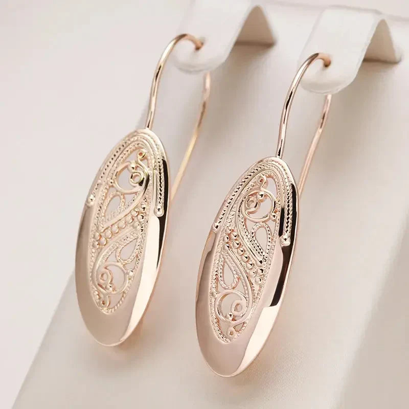 Verfijnde gouden dangle oorbellen met subtiele glans