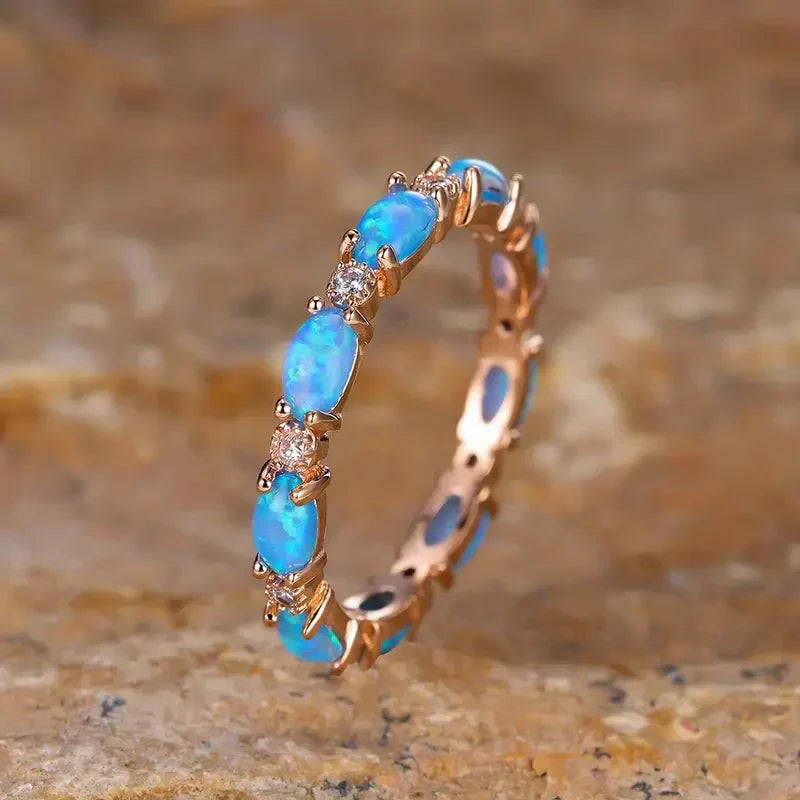 Zachte gouden ring met blauwe opaal