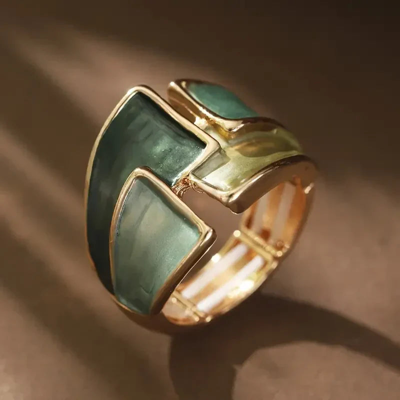 Elegante gouden ring met bladeren