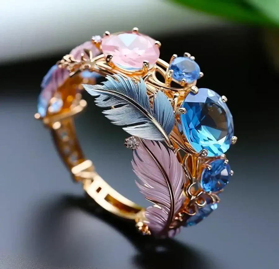 Antieke gouden ring met kristallen veer