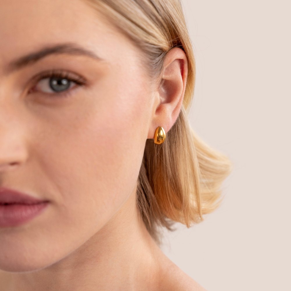 Elegante gouden oorbellen met een verfijnde curve