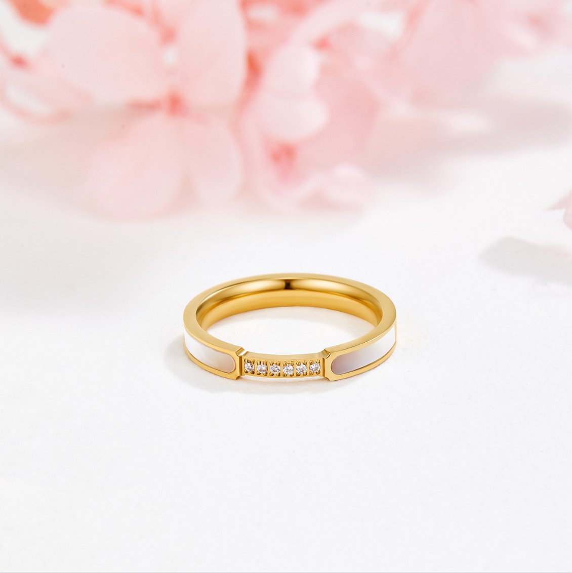 Eenvoudige parelring met delicate kristallen