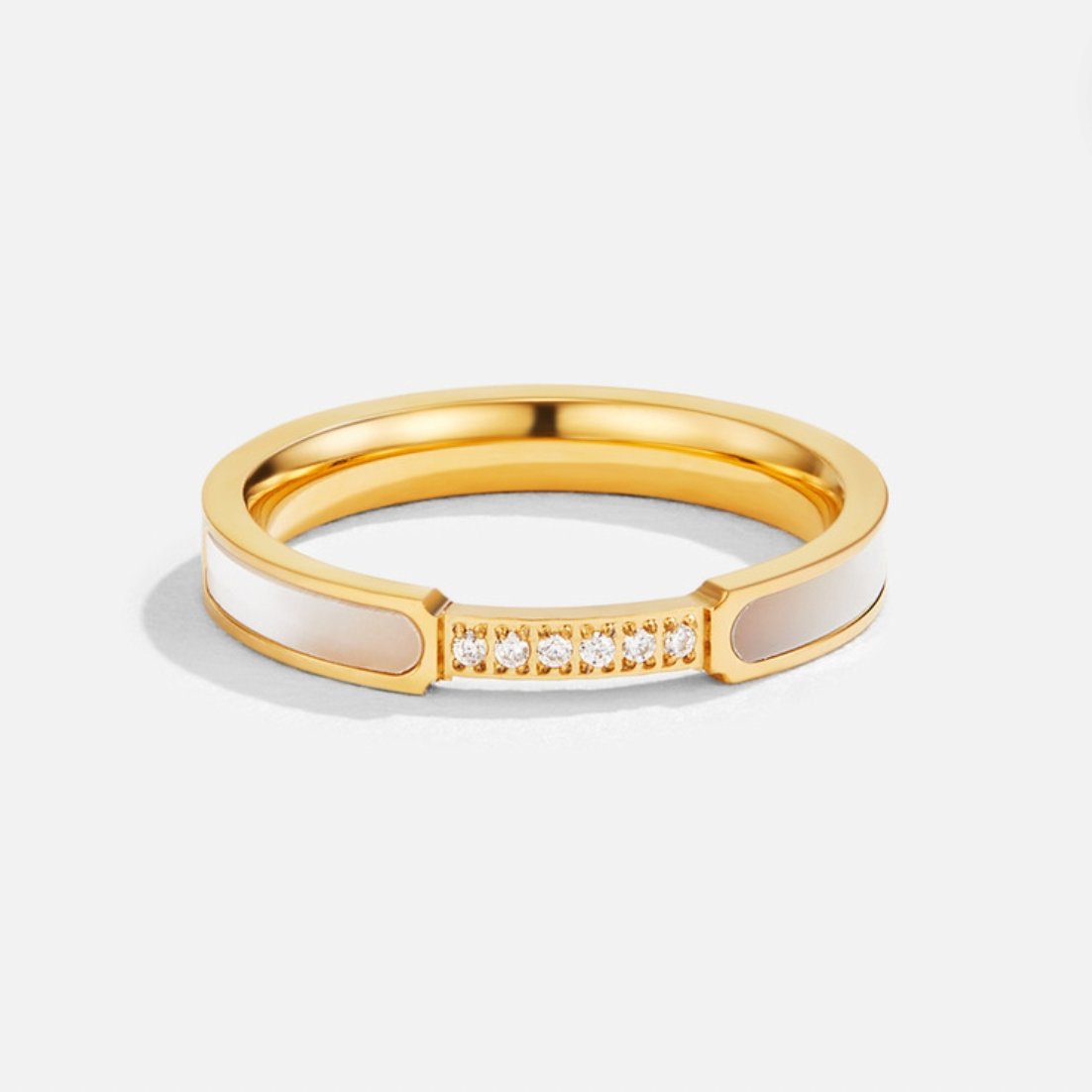 Eenvoudige parelring met delicate kristallen