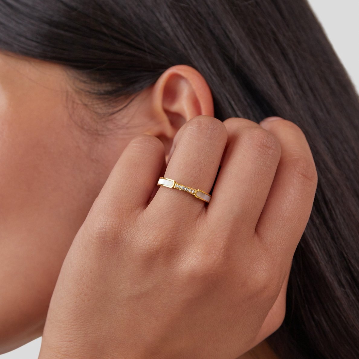 Eenvoudige parelring met delicate kristallen