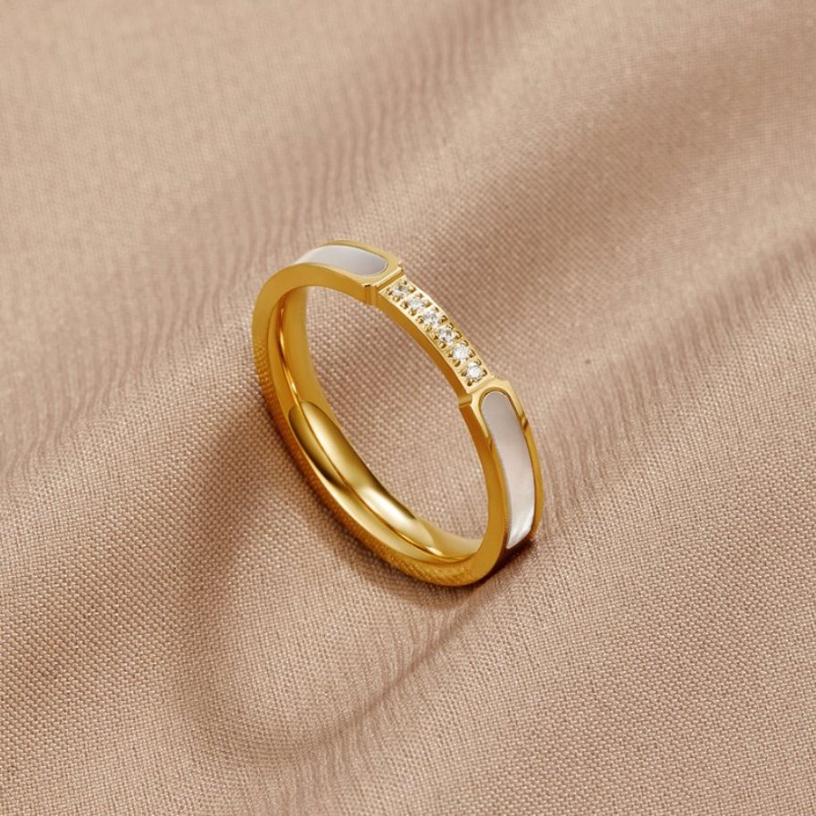 Eenvoudige parelring met delicate kristallen