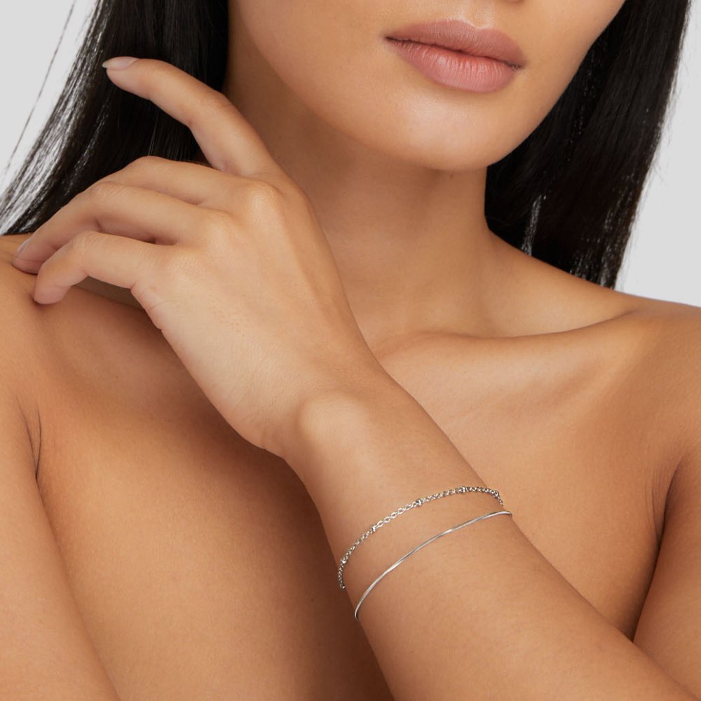 Elegante zilveren schakelarmband met verfijnde details