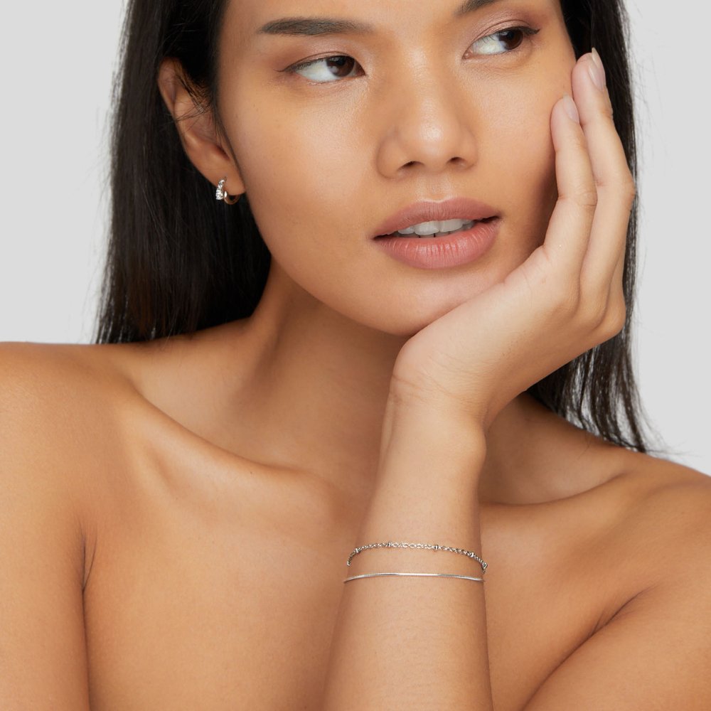 Elegante zilveren schakelarmband met verfijnde details