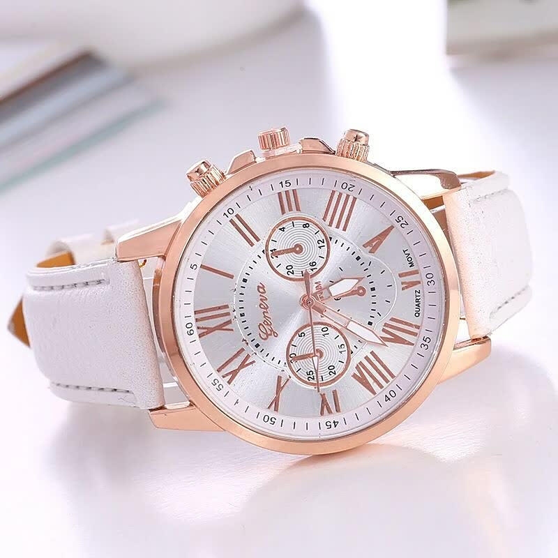 Elegante roségouden horloge met een subtiele parel