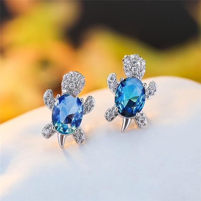 Elegante zilveren oorbellen met zirkonia en zeewierdesign