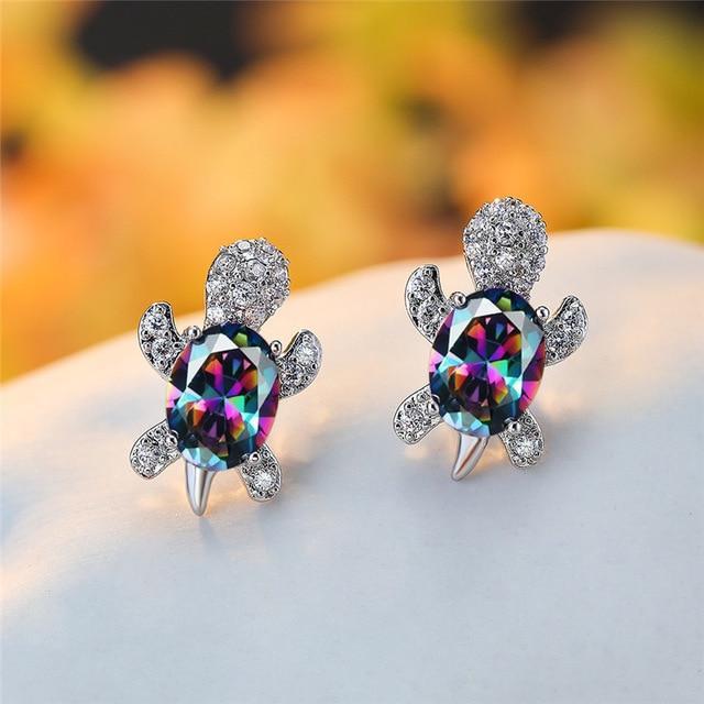 Elegante zilveren oorbellen met zirkonia en zeewierdesign
