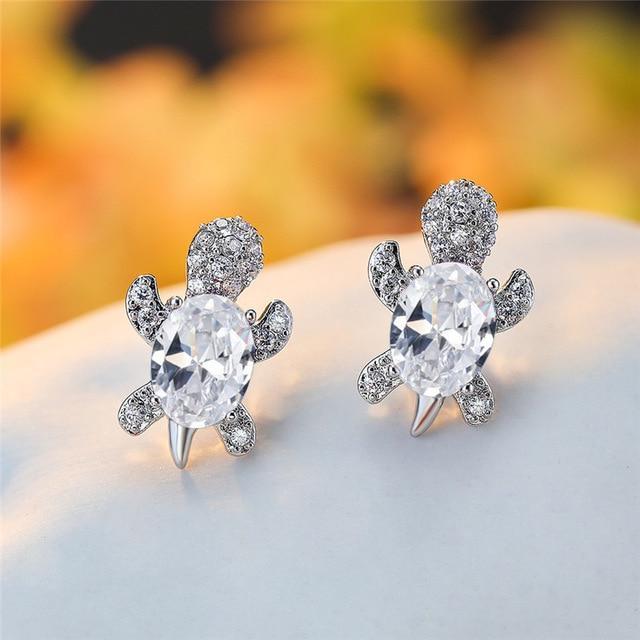 Elegante zilveren oorbellen met zirkonia en zeewierdesign