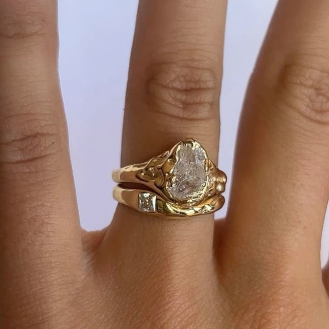 Verfijnde roségouden ring met subtiele zirkonia details