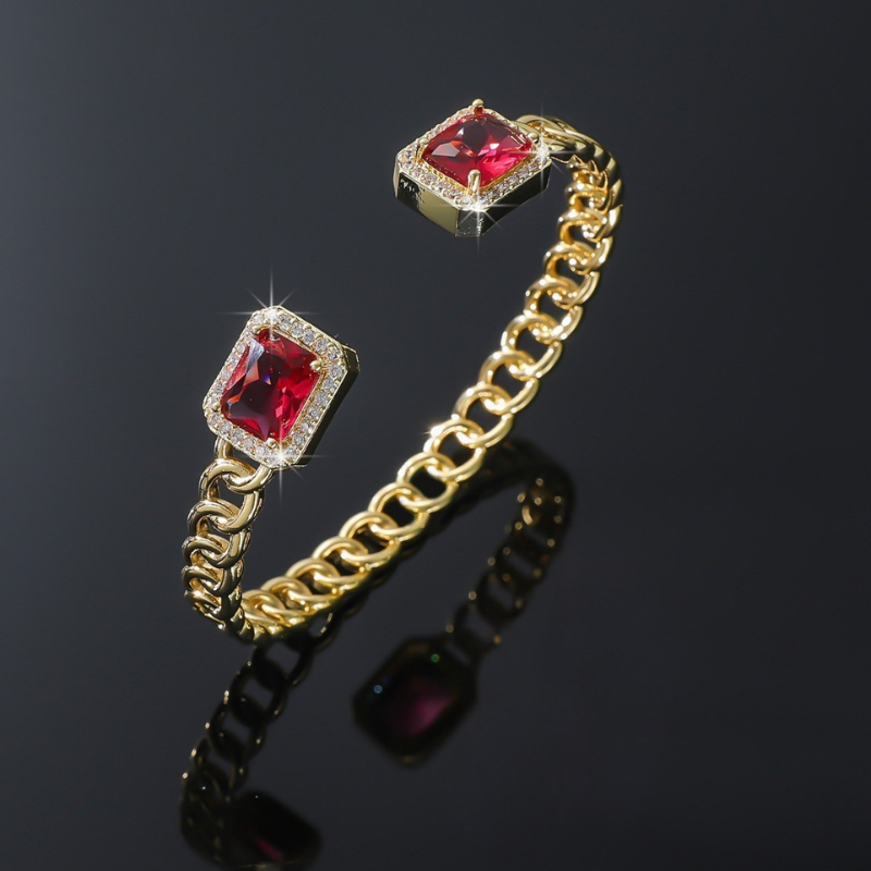 Elegante gouden armband met een subtiele robijnaccent