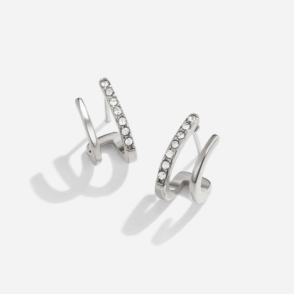 Elegante zilveren oorbellen met kristallen klauwdesign