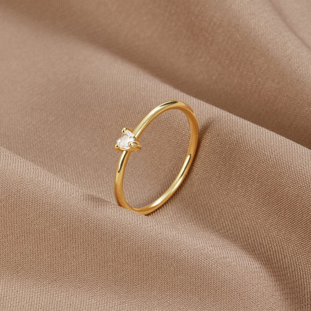 Verfijnde kristallen ring met hartje in zilver