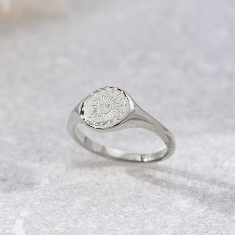 Zilveren ring met een subtiele zonnestraal