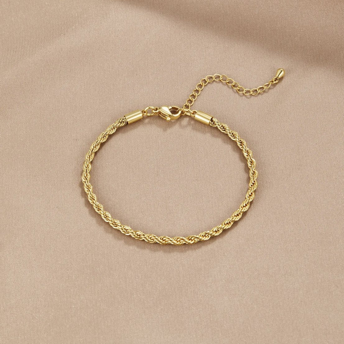 Elegante gouden armband met verfijnde draaiing