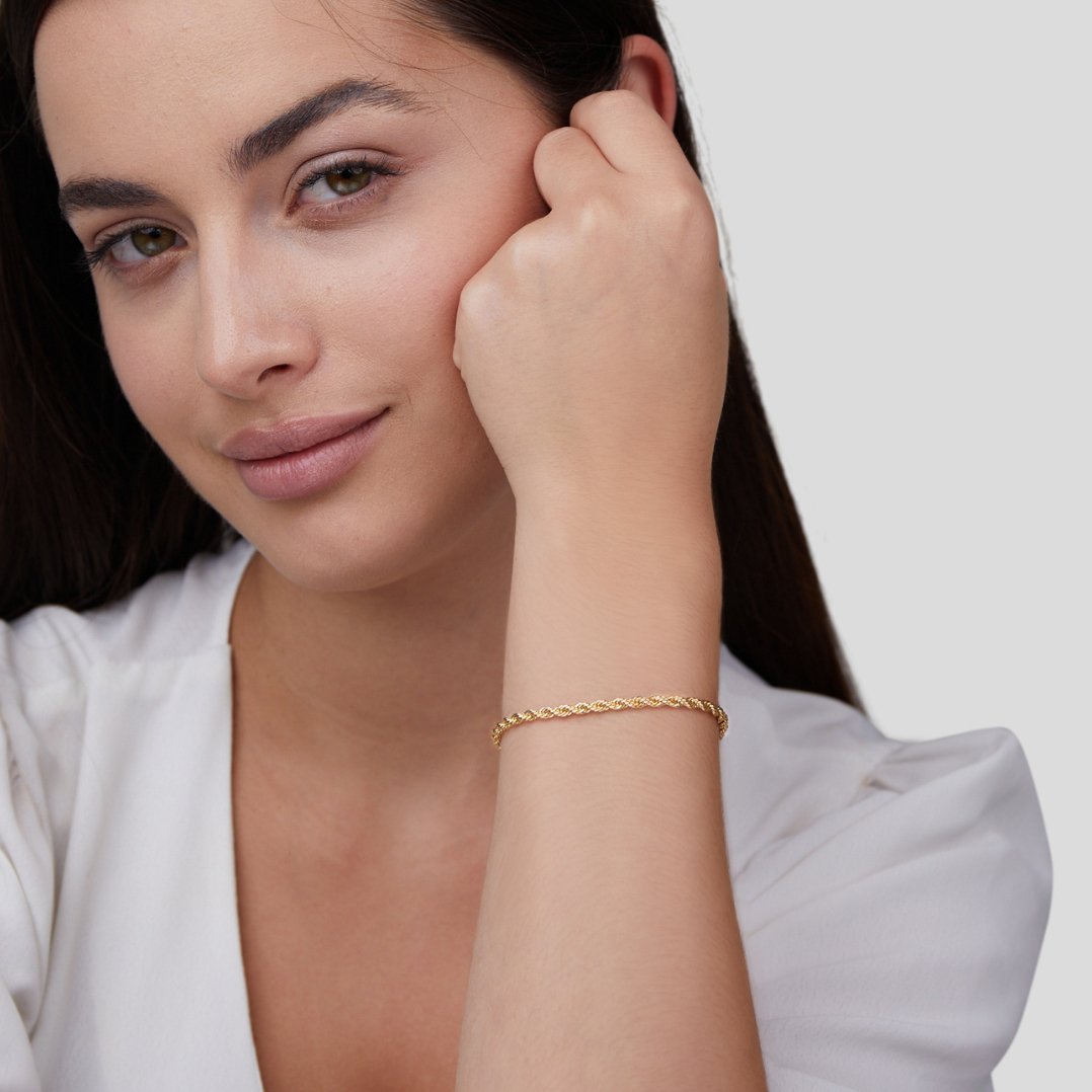 Elegante gouden armband met verfijnde draaiing