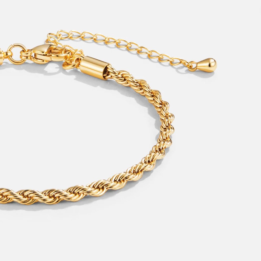 Elegante gouden armband met verfijnde draaiing
