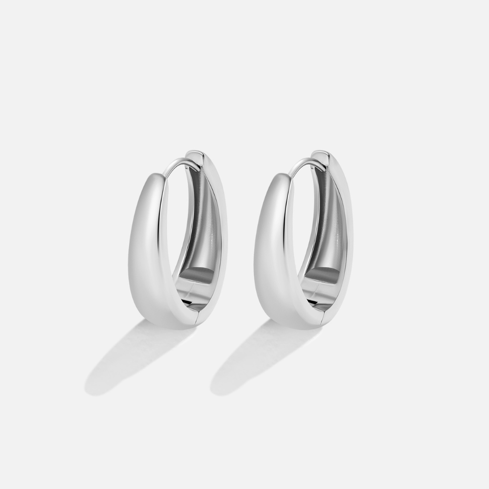 Elegante zilveren oorbellen met subtiele zirkonia details