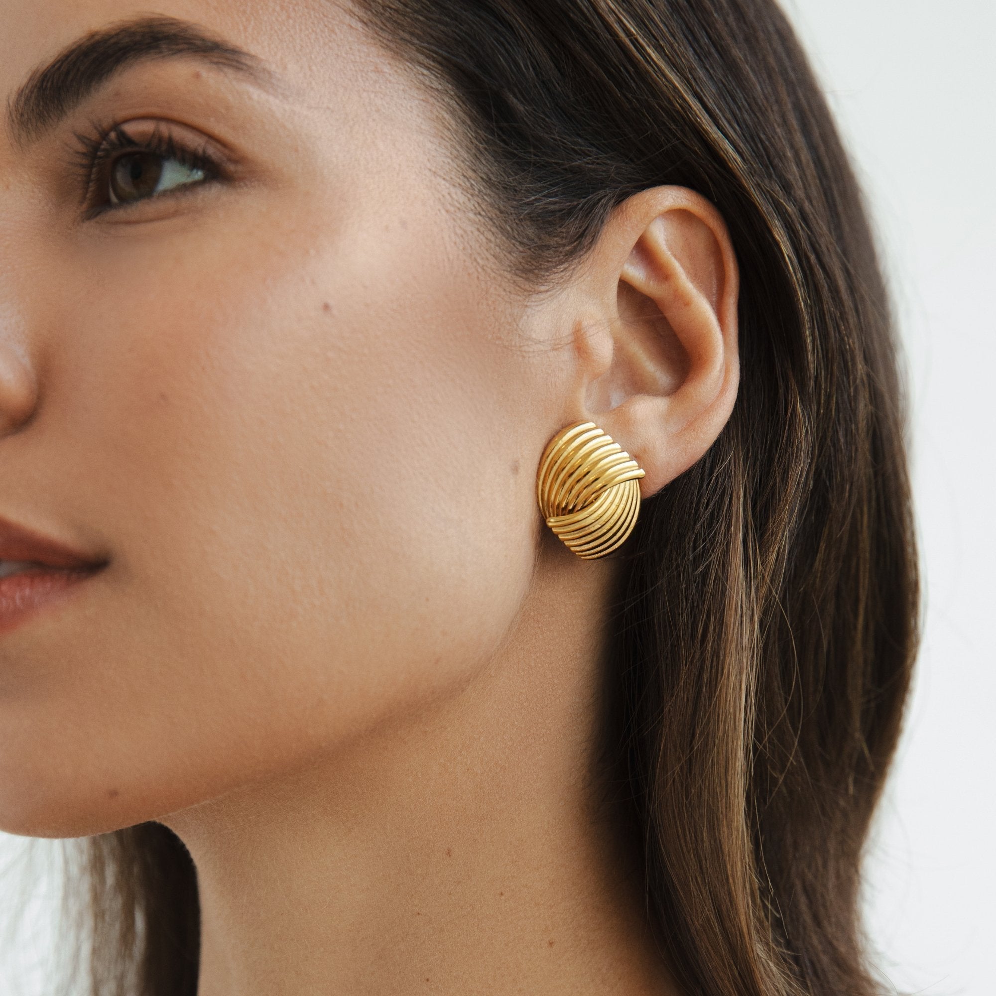 Elegante gouden oorbellen met verfijnde details