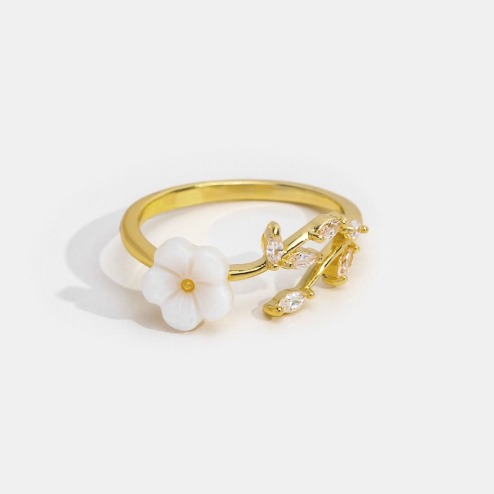 Elegante zilveren bloemenring met witte zirkonia