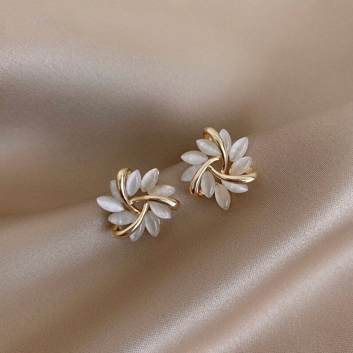 Elegante gouden oorbellen met bloemmotief